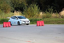 Man versucht durch die Verkehrshütchen zu fahren