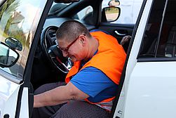 Daniela beim Einsteigen ins Fahrzeug