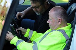 Richard richtet sich das Lenkrad ein, bevor es losgeht