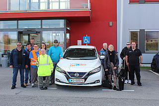 Bildtext: Gruppenfoto: Teilnehmer des BSVSt mit Mitarbeiter des ARBÖ mit Fahrzeug.