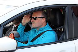 Helmut am Lenkrad des Fahrzeuges