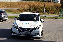 Fahrzeug bei Start in die erste Rund