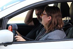 Melanie am Steuer des Autos