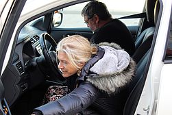 Mitglied Edith beim Einsteigen ins Fahrzeug