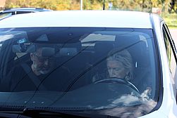 Mitglied im Fahrzeug bei den Erklärungen durch den Instruktor