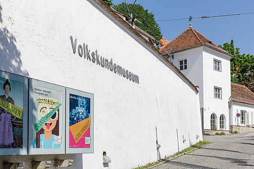 Bildtext: (Foto: Universalmuseum Joanneum/N. Lackner) Außenansicht Gebäude des Volkskundemuseums.
