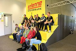 Gruppenaufnahme auf der &quot;gelben Treppe&quot; der Antenne Steiermark