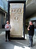 Robert und Kulturvermittlerin vor einer riesigen Grabplatte eines vermögenden römischen Bürgers