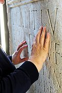 Bildtext: tastende Hände auf einem römischen Relief