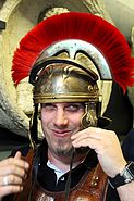 Mitarbeiter Robert schlüpft in eine Rüstung eines römischen Centurio