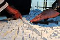 tastende Hände auf einem Grazer Stadtmodells. So hat Graz vor ungefähr 400 Jahren ausgesehen.