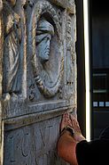 tastende Hände auf einem Relief einer Grabplatte