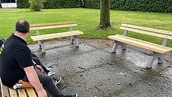 die drei Parkbänke im renovierten Zustand.