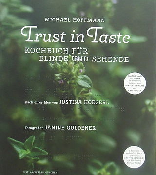 Bildtext: Kochbuch Trust in Taste. Das Kochbuch für Sehbehinderte und Blinde..