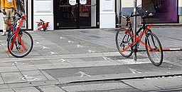 Bildtext: Fahrräder und Tasche verstellen Leitlinie.