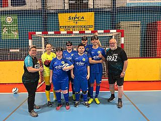 Bildtext: Gruppenfoto vom Team Blindenfussball mit Betreuern.