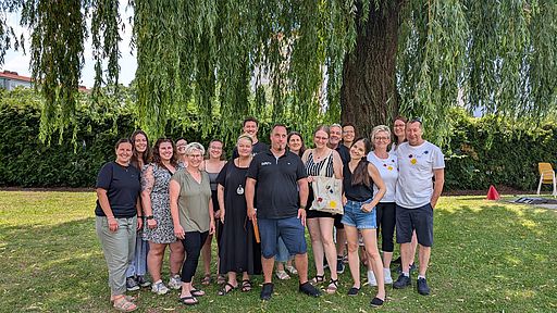 Bildtext: Gruppenfoto von "G'spia a bunte WIRklichkeit".