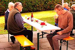 drei Mitglieder am Tisch beim Herbstfest