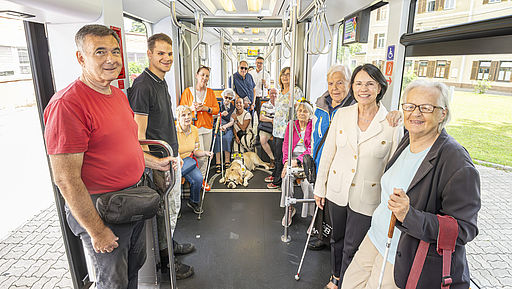 Bildtext: Mitglieder des BSVSt in einer neuen Straßenbahn ©Holding Graz/Foto: Fischer.