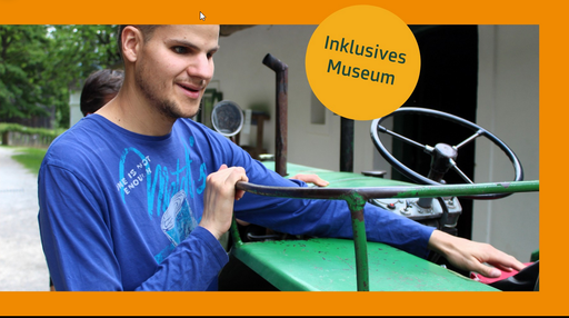 Bildtext: Blinder Mann ertastet Motorhaube eines alten Steyr-Traktors.