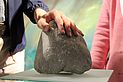Hand auf einem Stein. Ertasten eines Gesteinsbrocken aus dem Gebiet des Grimming