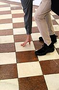 Hand ertastet die Bodenbeschaffenheit. Unterschiedliche Materialien mit zwei verschiedenen Farben erzeugen unterschiedliche Wärmeempfindungen