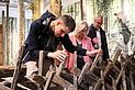 Jens beim Ertasten eines Holzzaunes