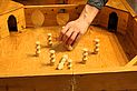 Hände ergreifen Kegel eines alten Kegelspieles, das in Gaststätten als Glücksspiel gespielt wurde