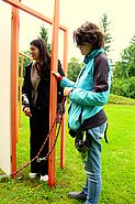 Diana tastet die metallenen Elemente einer Skulptur &quot;in then out&quot;