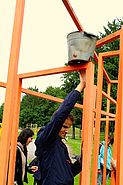 Jens ertastet auf der Skulptur einen Kübel, der an der Oberkante angebracht ist.