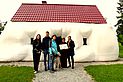 Gruppenfoto mit Jasmin, Jens, Diana, Gabi und Eva samt Blindenführhund vor dem &quot;Fat House&quot;, einer Gebäude von Erwin Wurm