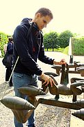 Jens ertastet ein Detail einer Skulptur von Bruno Gironcoli, dessen Kunstwerk aber &quot;Ohne Titel&quot; ist.
