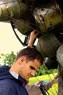 Jens Hände ertasten Details einer Skulptur von Nancy Rubins, die komplett aus Flugzeug-Schrott-Teilen hergestellt ist. Der Name der Skulptur &quot;Airplane Parts &amp; Hills&quot;
