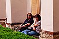 zwei Damen auf Bank im Garten des Franziskanerklosters