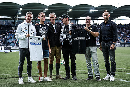 Bildtext: Jonas und Christian vom BSVSt mitden Veranstwortlichen des SK Sturm Hr. Parensen, Hr. Jauk und Hr. Tebbich vom SK Sturm. Foto: SK Sturm Graz.
